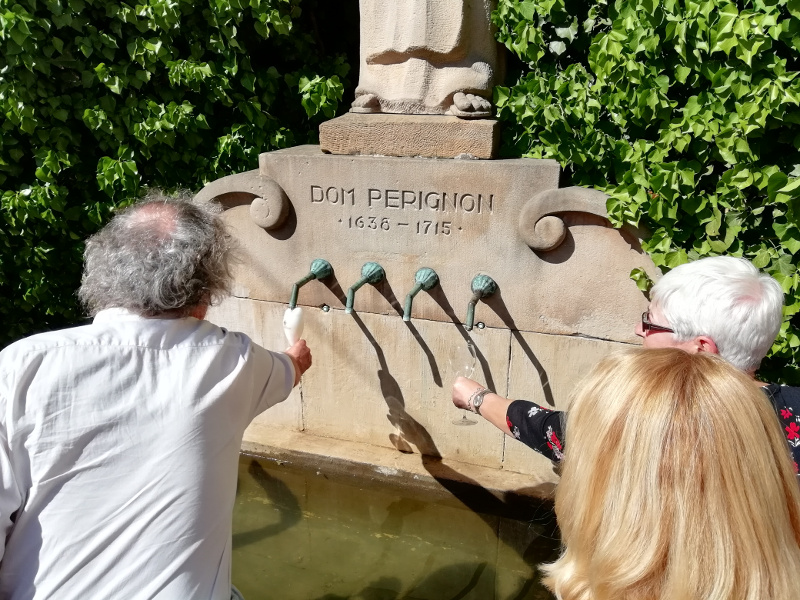 Sektbrunnen 800x600